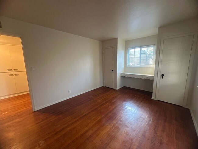 Building Photo - 3 Bedroom 2 Bathroom Home with Yard