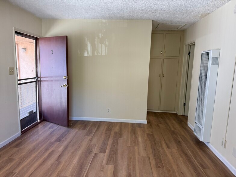 Building Photo - 330 E Fairview Ave