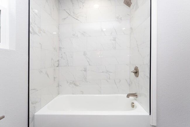 Building Photo - Beautifully Refurbished Home Near Downtown...