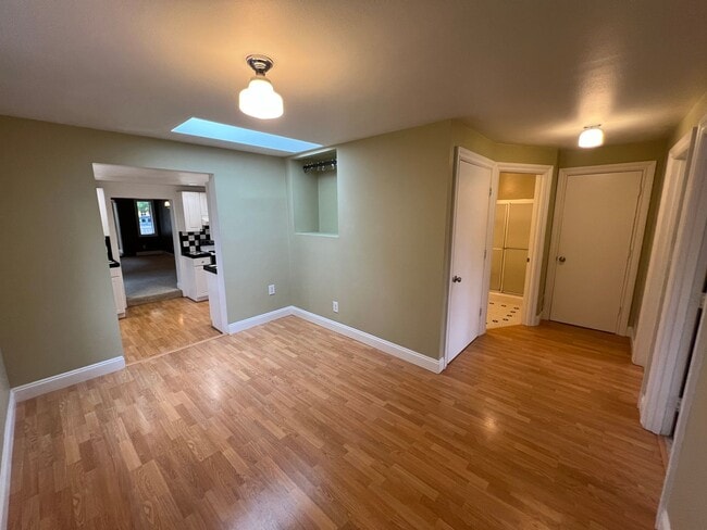 Building Photo - 3 Bedroom Home on Quiet Street with Lots o...