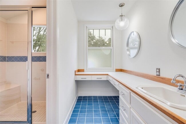 Building Photo - 512 E 49th St