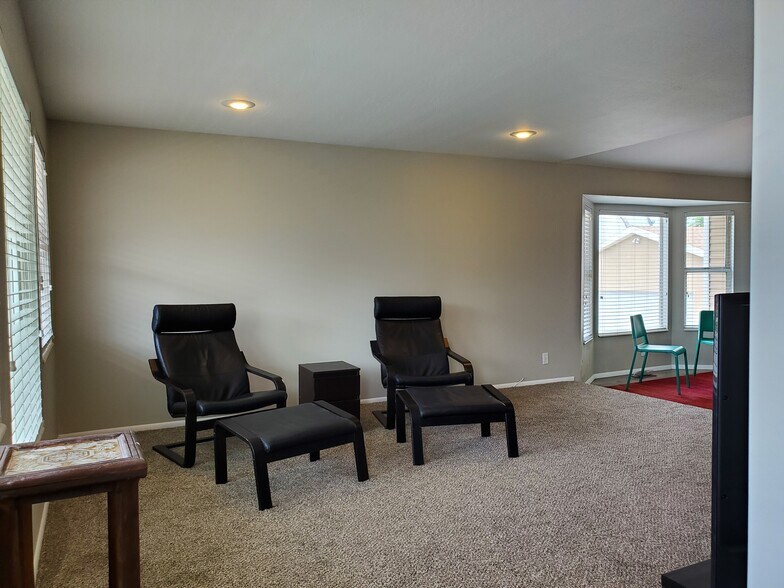 Building Photo - 940 W Red Oaks Dr