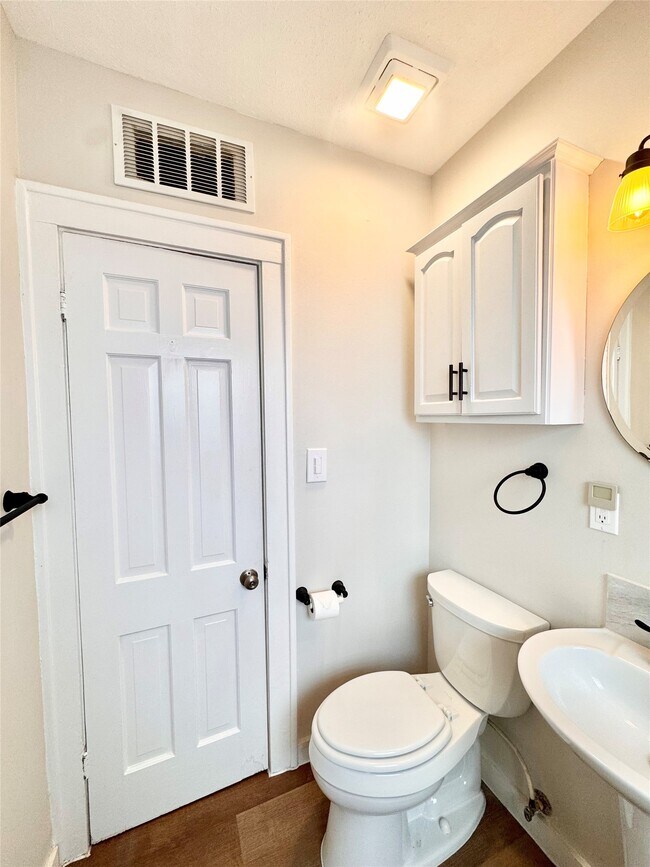 Building Photo - 629 E 11th St