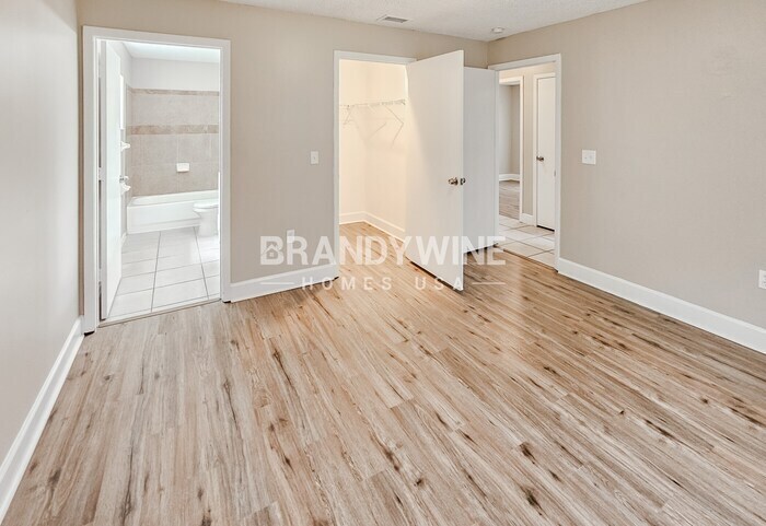 Building Photo - 2606 32nd Village Ave