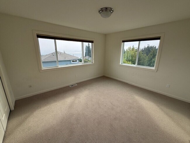 Building Photo - UPDATED CHAFFEY 4 BEDROOOM KINGSTON HOME FOR RENT WITH GREAT VIEWS!