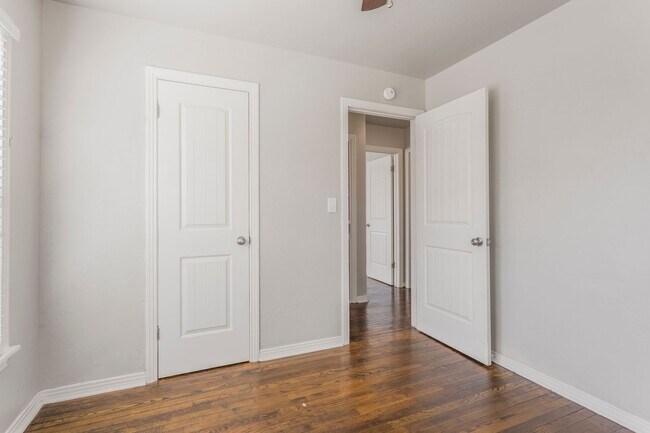 Building Photo - Live/work One Bedroom with Study in Plaza ...