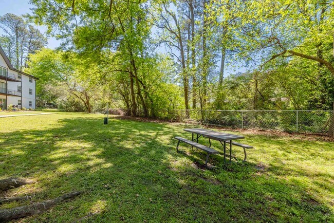Building Photo - Spacious Apts - Excellent Tucker Location