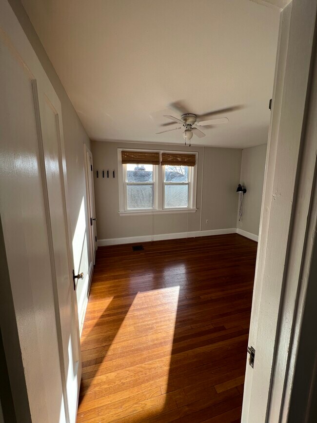 Building Photo - 4964 Oaklawn Dr