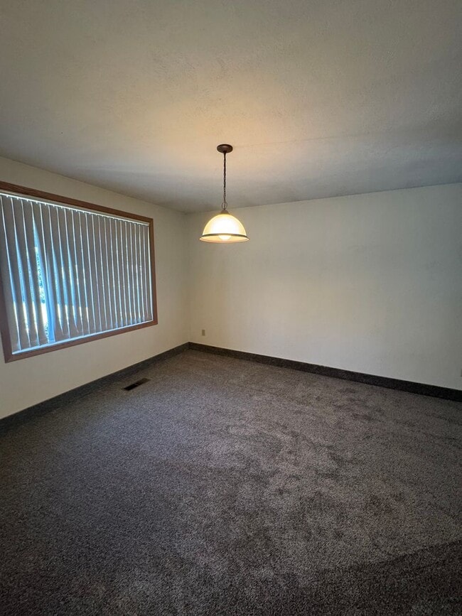 Building Photo - 3 bed 2 bath house with attached garage an...