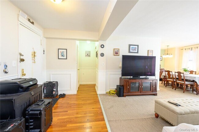 Building Photo - 4 Sadore Ln