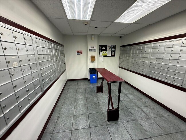 Building Photo - 17021 N Bay Rd