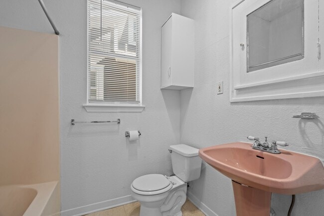 Building Photo - Clarksville Classic - Old School - 1 Bd/1Ba  -  Million Dollar Neighborhood - $1495