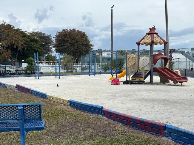 Building Photo - 9365 Fontainebleau Blvd