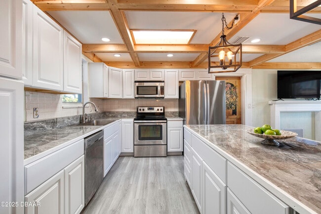 Building Photo - 3041 N Oleander Ave