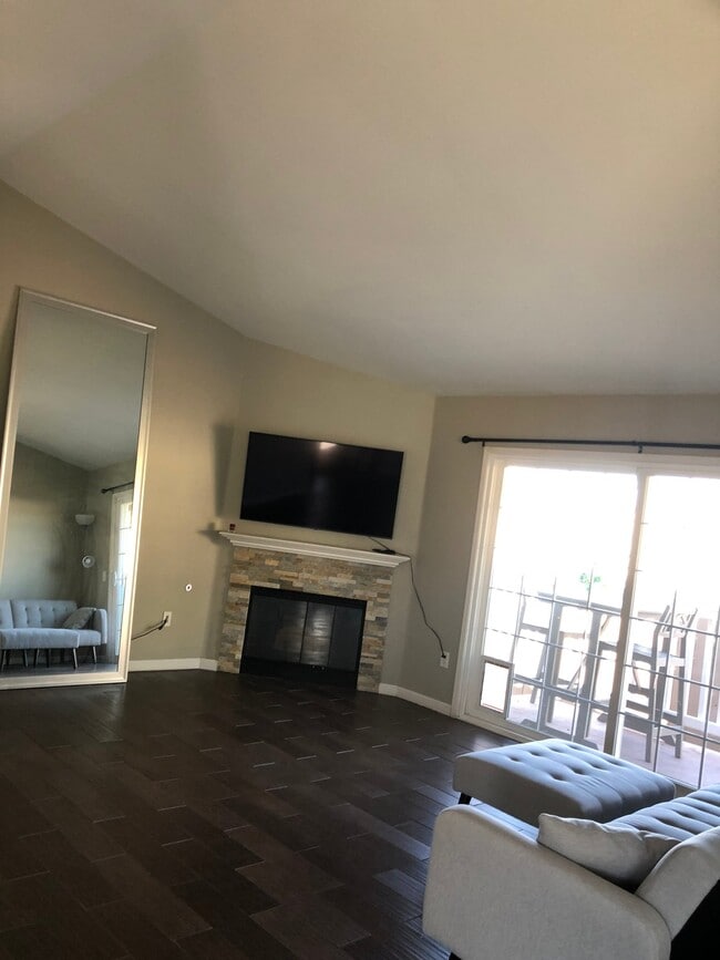 Building Photo - 1370 Palomar Pl