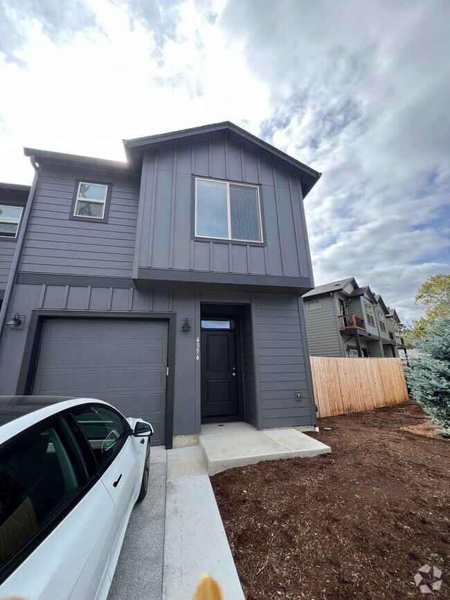 Building Photo - Brand new beautiful townhome in Vancouver!...