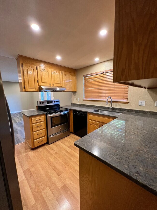 Building Photo - Cozy home next to Sage Point Elementary!