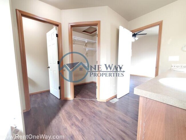 Building Photo - Amazing 3 Bed + 2 bonus rooms in Puyallup!