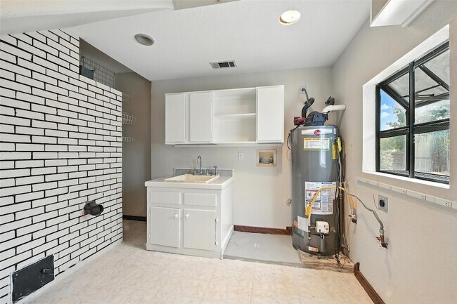 Building Photo - 1323 Dublin St