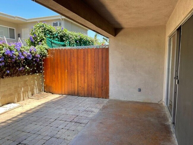 Building Photo - Parkwood Condo for Lease in Pasadena