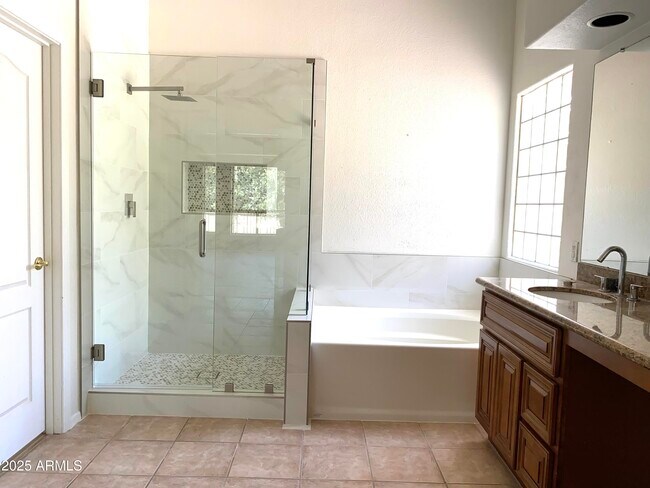 Building Photo - 5918 E Woodridge Dr