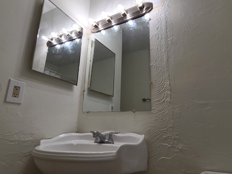 Building Photo - 701 SW 75th St