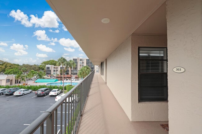 Building Photo - 6 Royal Palm Way