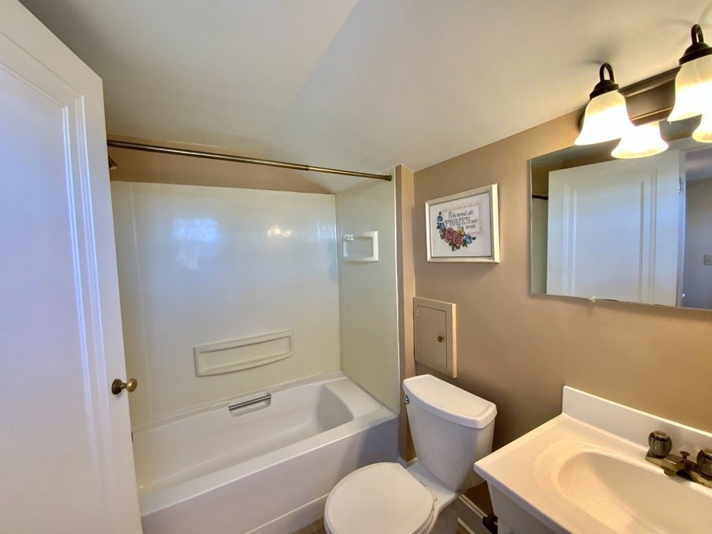 Building Photo - 1194 Woodland Rd