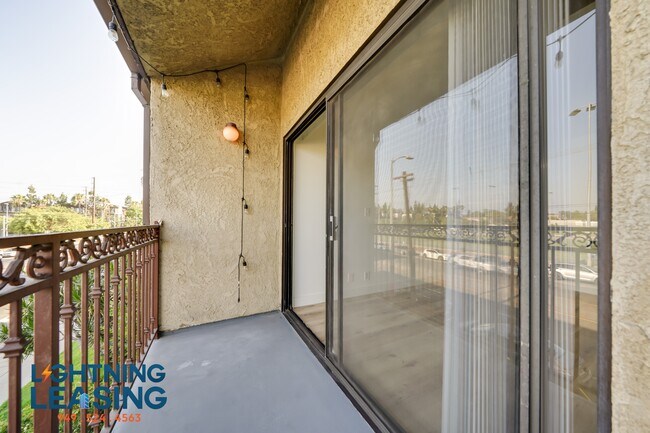 Building Photo - 6827 Whitsett Ave