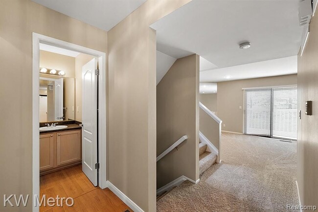 Building Photo - 5652 Drake Hollow Dr E