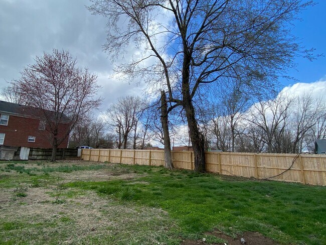 Building Photo - This huge 4 bedroom 1 bathroom house is Now Available!!