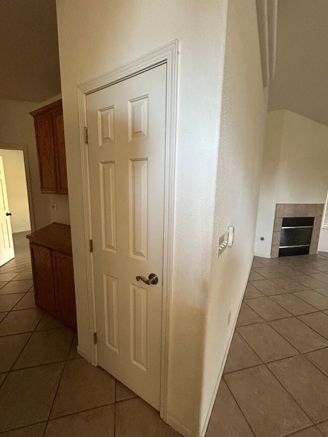 Building Photo - 2614 W Oakridge Ave