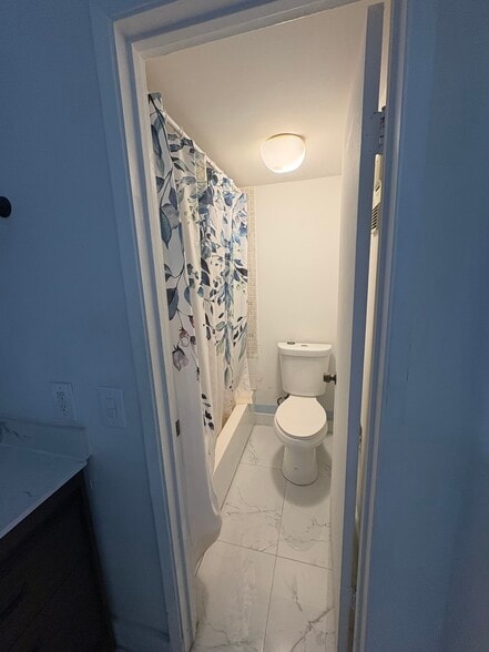 Building Photo - 8889 Fontainebleau Blvd