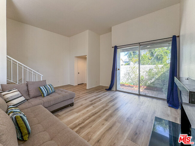Building Photo - 11730 Moorpark St