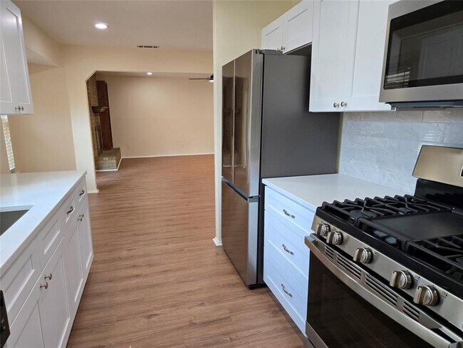Building Photo - 6704 Clubway Ln