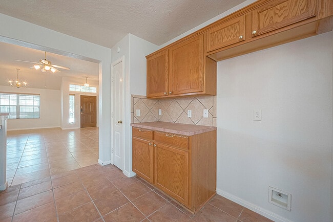 Building Photo - Spacious 3-Bedroom, 2-Bathroom Home with F...