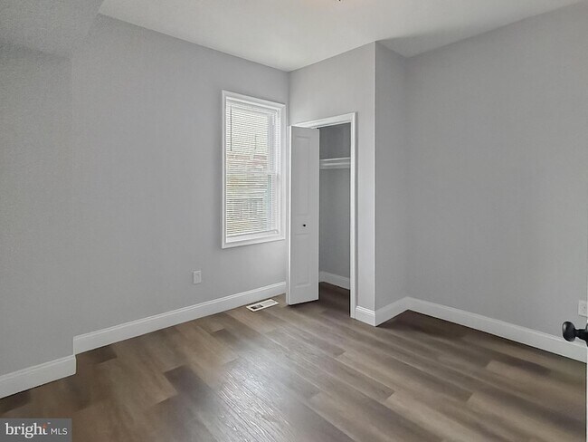 Building Photo - 733 N Linwood Ave