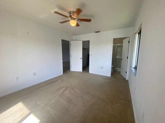 Building Photo - 4008 Oakview Dr