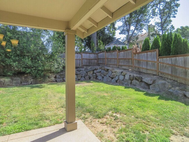 Building Photo - 5 Bedroom 3 Bathroom home available in New...