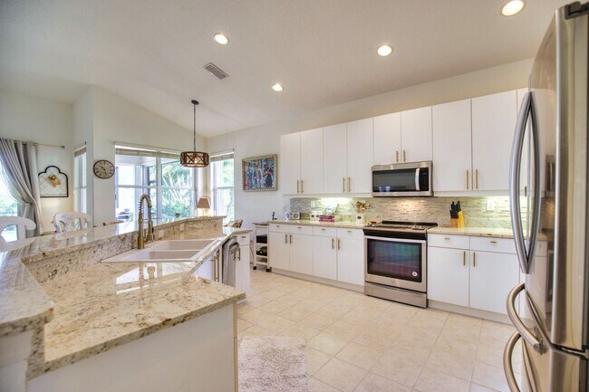 Building Photo - Seasonal Short-Term Single Family Pool Home in Pelican Pointe Golf & Country Club!