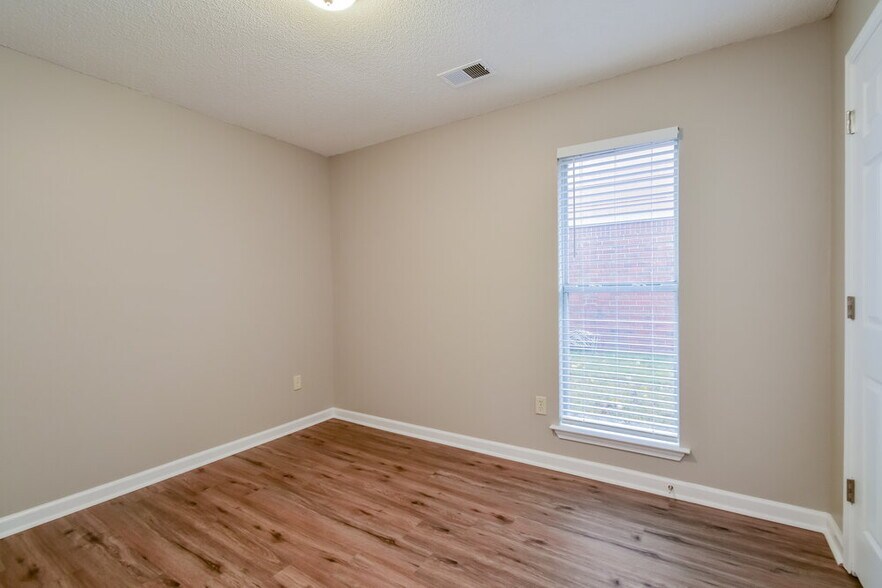 Building Photo - 5580 Kaitlyn Dr E