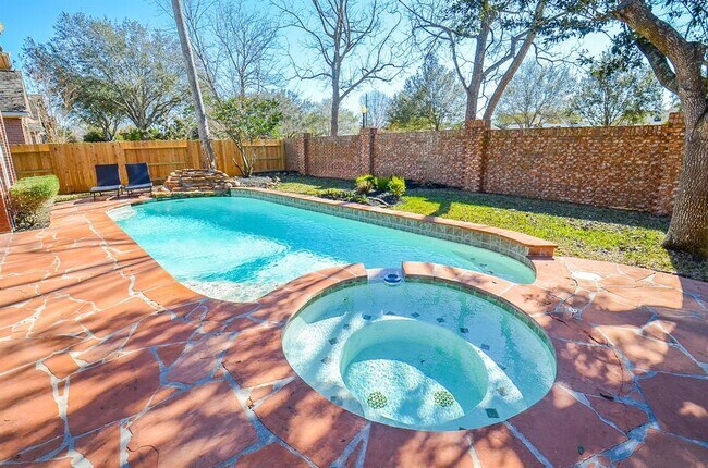 Building Photo - 5835 Stratford Gardens Dr