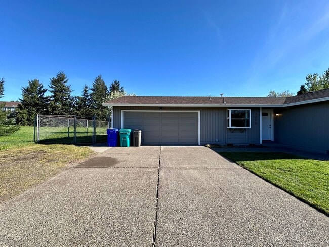 Building Photo - Newly Renovated Single-Family Home in Gresham! 3 Bed/1 Bath w/ Double Car Garage!
