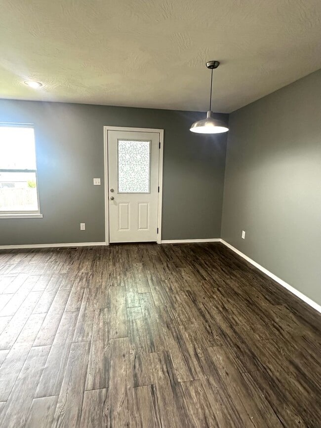 Building Photo - Comfortable 3 Bed Duplex in Convenient Ozark Location