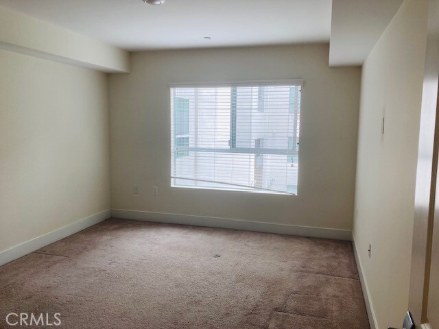 Building Photo - 5026 Rosewood Ave