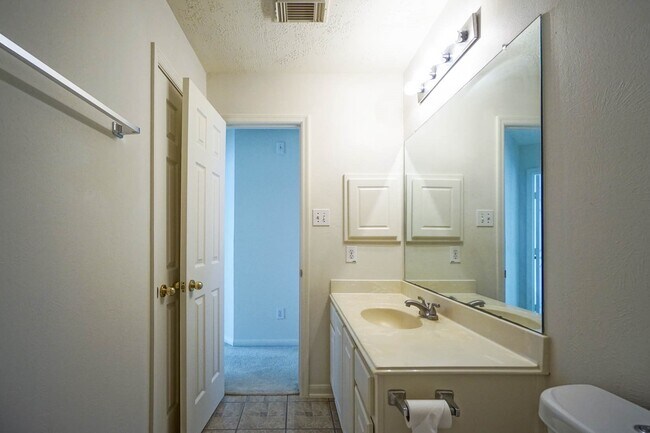 Building Photo - 918 Featherbrook Ct