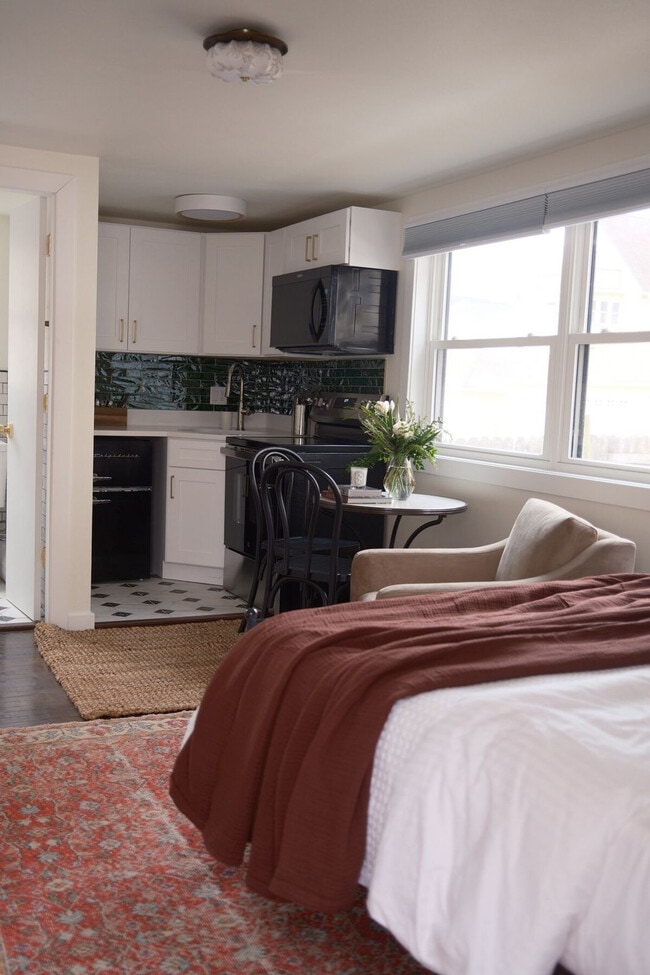 Building Photo - 200 S Henry St