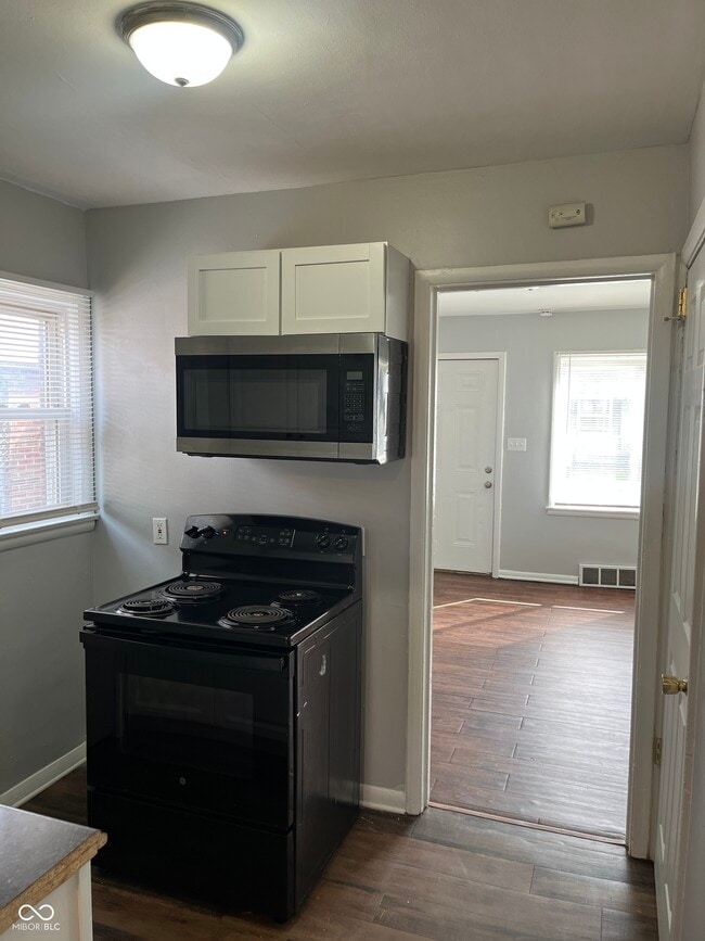 Building Photo - 628 N Oxford St