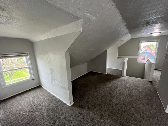 Building Photo - Three bedroom one bathroom single family home for rent MOVE IN SPECIAL - HALF OFF FIRST MONTHS RENT