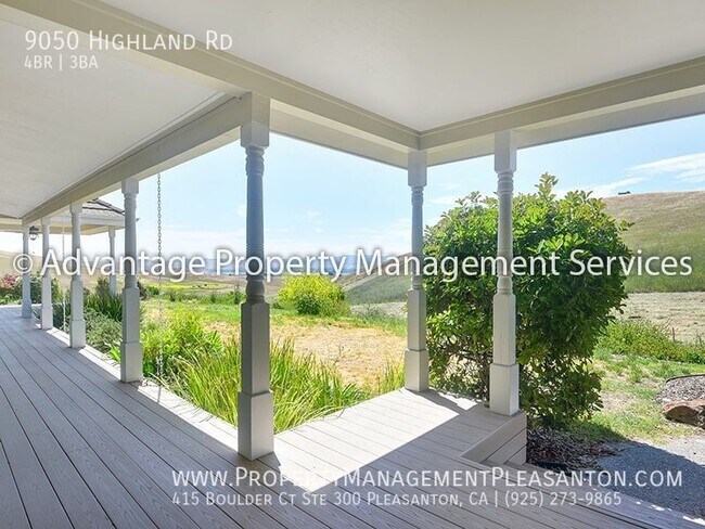 Building Photo - Unique 4 Bed / 3 Bath 3,484 Sq Ft Home off...